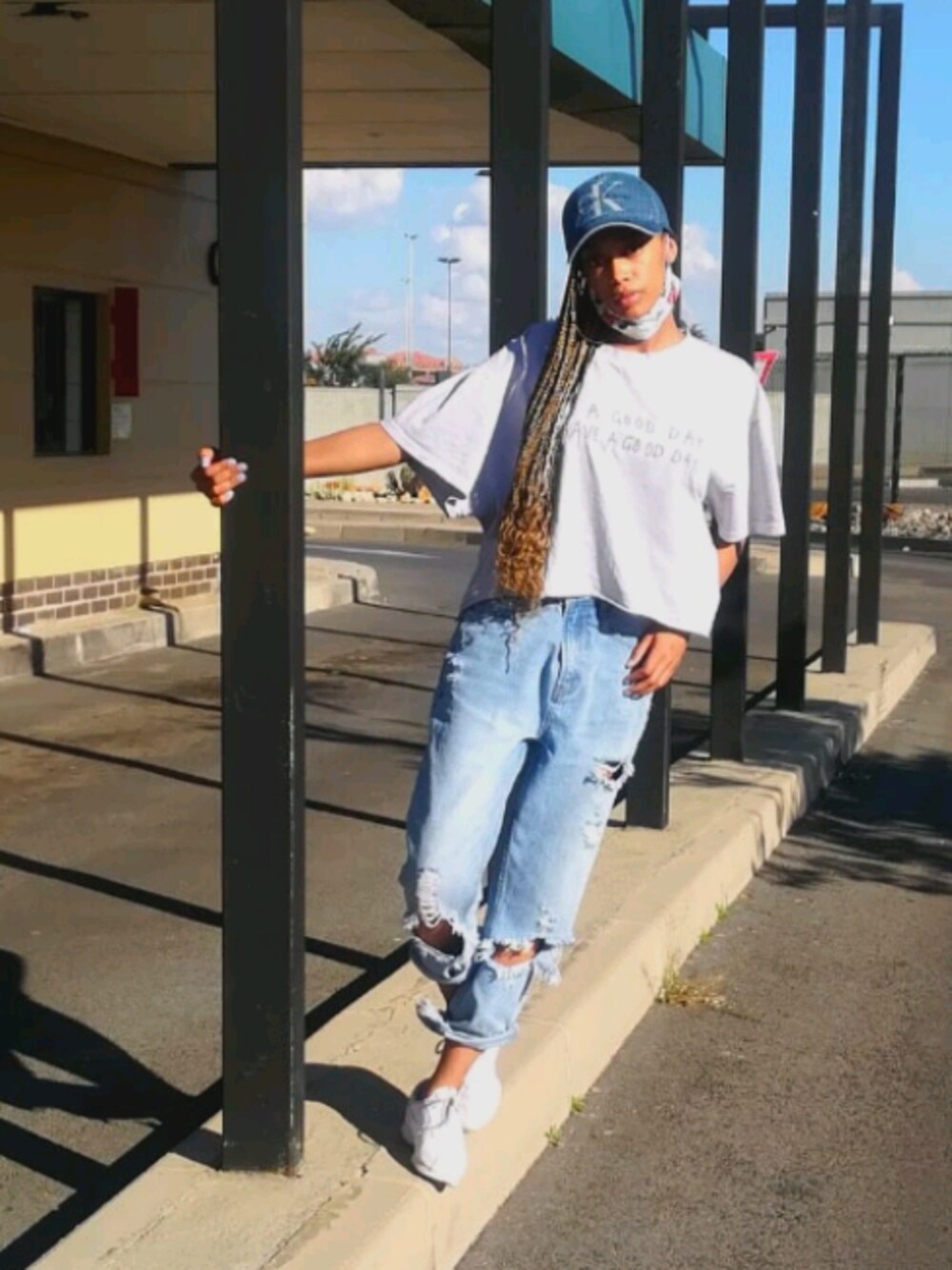 「girl、VINTAGE、kicks、Boyfriend Jeans、cortez、rippedjeans、statementtee、denim、Calvin Klein、NIKE、oversized shirt、grey T-shirt、casual、streetstyle、ootd」｜「Calvin Kleinのアイテム（キャップ、ブルー系）」を使った、kagisobarbeeさん（レディース・168cm）の冬コーディネートの1枚目の写真