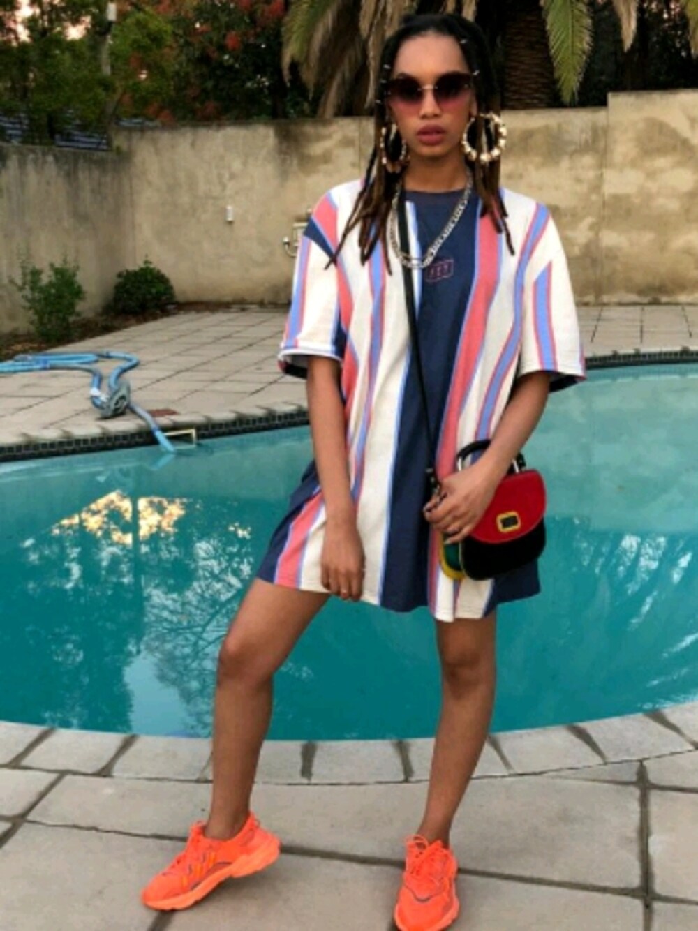 「girl、VINTAGE、90's、oversize t-shirt、stripes、FIORELLI、tshirt dress、gold、sporty、ozweego、orange、dreadlocks、casual、ootd、hotgirlsummer」｜「lovisaのアイテム（イヤリング、ゴールド系）」を使った、kagisobarbeeさん（レディース・168cm）の冬コーディネートの1枚目の写真