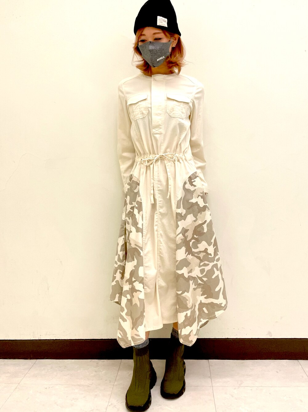 「ベージュ、AVIREX、秋色、大人カジュアル、ロングスカート、リラックススタイル、シンプルコーデ、秋先取りコーデ、おしゃれさんと繋がりたい、AVIREXBelle」｜「AVIREXのAVIREX/アヴィレックス/ カモコンビロングワンピース（ワンピース、ホワイト系）」を使った、tomocoroさん（レディース・166cm）の秋コーディネートの1枚目の写真
