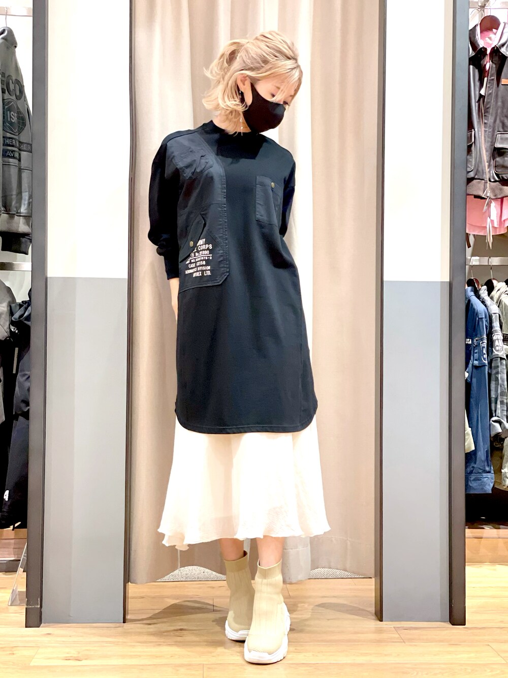 「ブーツ、シンプル、秋のコーデ、フェミニン、ロングワンピース、カジュアルコーデ、大人ガーリー、高身長女子、秋冬コーデ、おしゃれさんと繋がりたい」｜「AVIREXのヴィクトリア/ VICTORIA（スニーカー、グリーン系）」を使った、tomocoroさん（レディース・166cm）の秋コーディネートの1枚目の写真