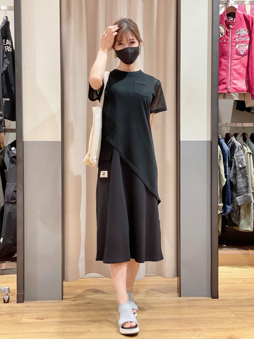 「トートバッグ、ワンピース、AVIREX、黒、ootd、ママコーデ、ゆるコーデ、オトナカジュアル、おしゃれさんと繋がりたい、AVIREXBelle」｜「AVIREXの【InRed5月号・桐谷美玲さん着用】シアーニット コンビワンピース/ SHEER KNIT COMBI ONE PIECE DRESS（ワンピース、ブラック系）」を使った、tomocoroさん（レディース・166cm）の夏コーディネートの1枚目の写真