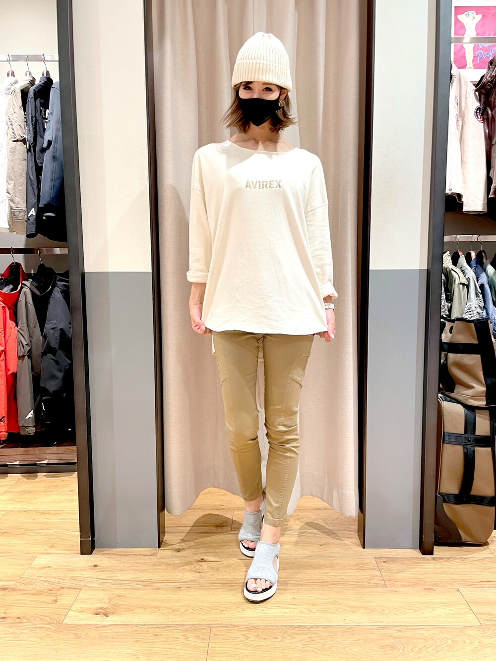 「AVIREX、きれいめカジュアル、ootd、シンプルコーデ、カジュアルコーデ、オトナカジュアル、秋コーデ、オトナ女子、AVIREXBelle、秋服準備はじめました」｜「AVIREXのAVI-L/S REVER BANDANA PULL（Tシャツ/カットソー、ホワイト系）」を使った、tomocoroさん（レディース・166cm）の夏コーディネートの1枚目の写真