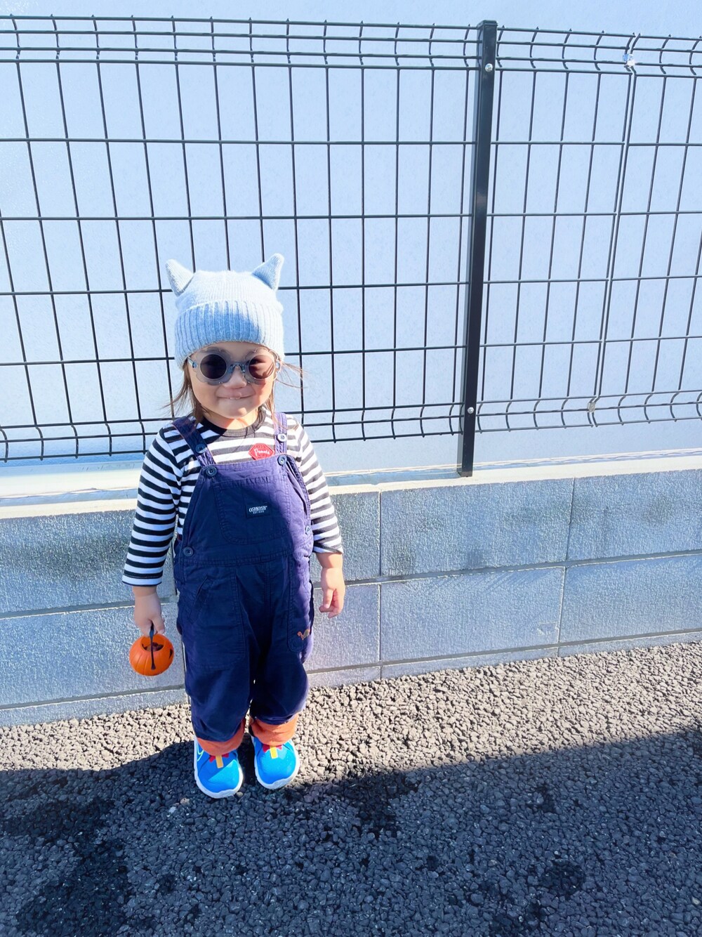 「キッズコーデ、キッズファッション、WEARハロウィン2022、ハロウィン、ボーダー、サロペット、オーバーオール、ニット帽、ネコミミ」｜「NIKEのナイキ フレックス ランナー 2 キッズシューズ / Nike Flex Runner 2 Baby/Toddler Shoes（スニーカー、ブルー系）」を使った、manaさん（キッズ・80cm）の秋コーディネートの1枚目の写真
