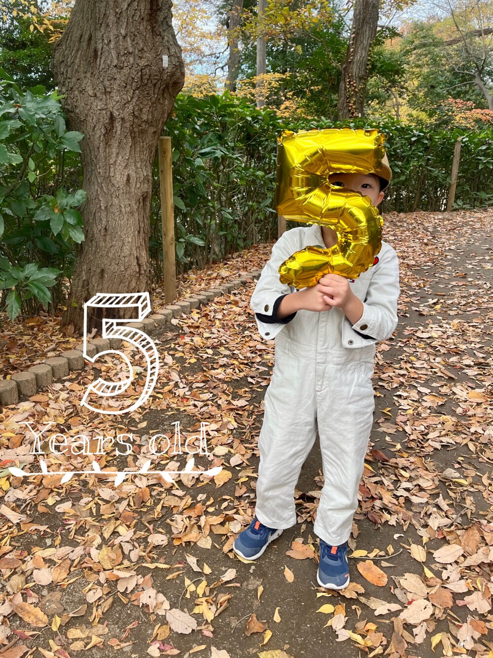 「お誕生日おめでとう！、5歳、誕生日、キッズファッション、キッズコーデ、兄弟コーディネート、キャップ、ニューエラ、つなぎ、オールインワン、サロペット、ベージュ、デニム、スニーカー」｜「NIKEの《NIKE》REVOLUTION 5 TDV ナイキ レボリューション ５ ＴＤＶ（スニーカー、ブルー系）」を使った、manaさん（キッズ・110cm）の冬コーディネートの1枚目の写真