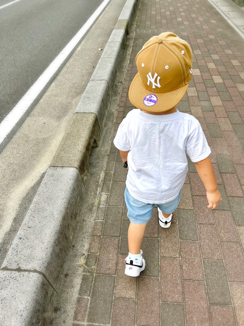 「キッズコーデ、キッズファッション、キャップ、ニューエラ、白Tシャツ、スヌーピー、デニム、デニムパンツ、NIKE、スウィーツ同盟会、デニムフェス2023」｜「NEW ERAのアイテム（キャップ、ベージュ系）」を使った、manaさん（キッズ・90cm）の秋コーディネートの1枚目の写真