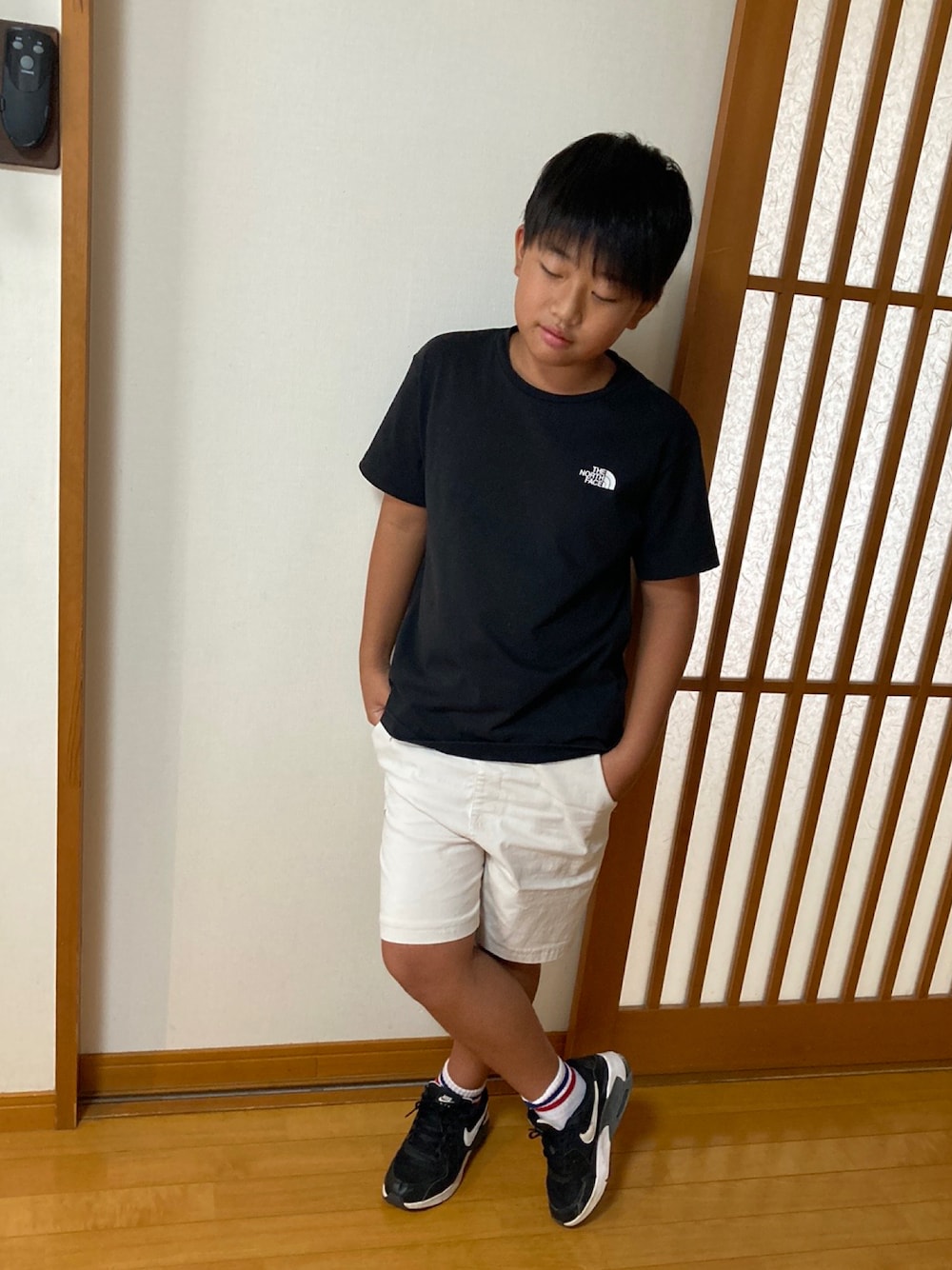 「男の子コーデ、夏コーデ、お洒落さんとつながりたい、ショートパンツ」｜「THE NORTH FACEのザ ノース フェイス THE NORTH FACE S/S Big Root Tee(ショートスリーブビッグルートティー)（Tシャツ/カットソー、ホワイト系）」を使った、なおよさん（キッズ・140cm）の夏コーディネートの1枚目の写真