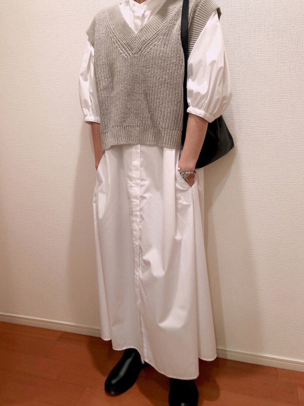 ホワイト系のワンピース/ドレス、グレー系のベスト、ブラック系のバッグを着用したレディースの秋コーディネートの1枚目の写真