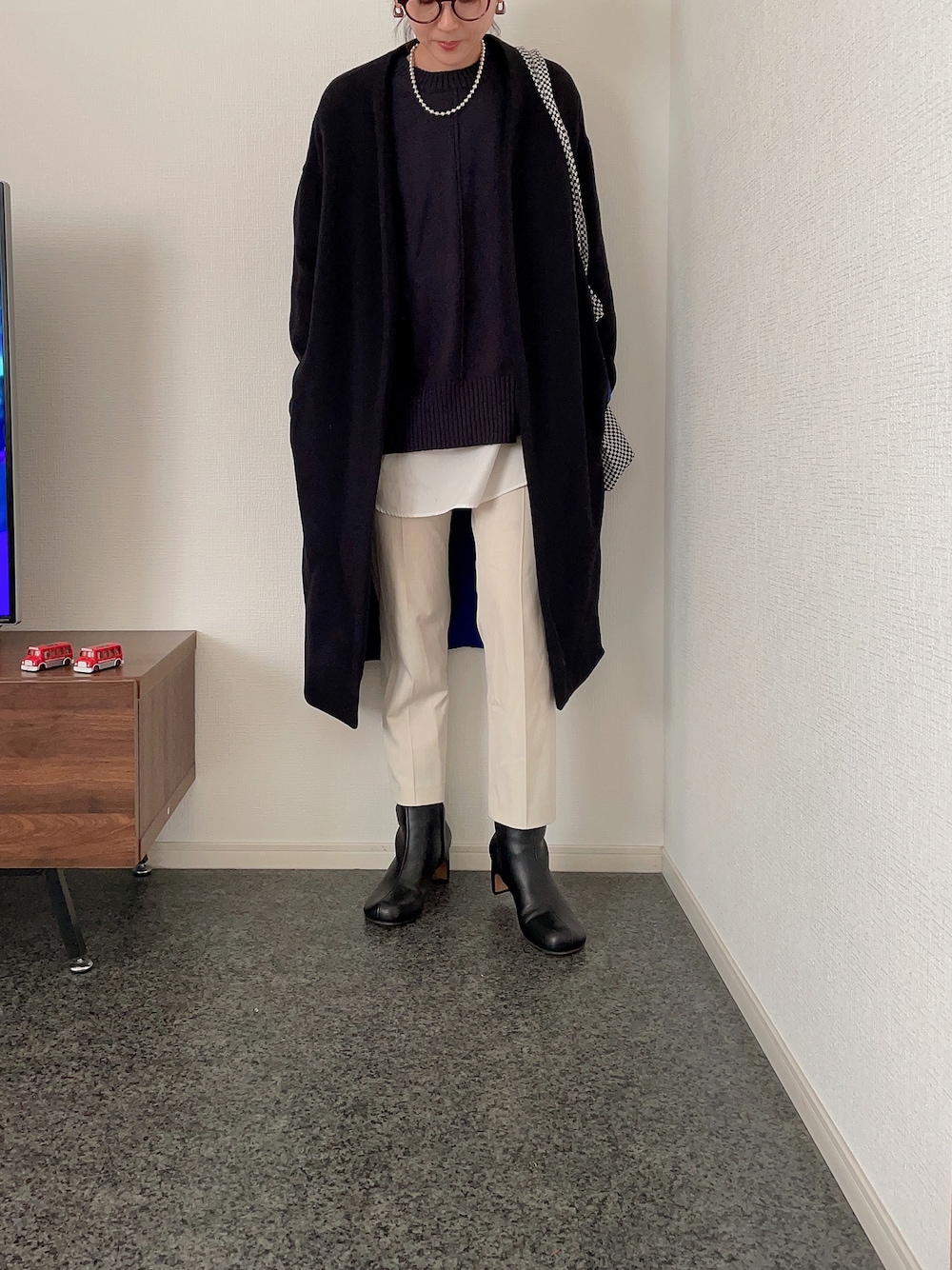 「冬コーデ、ロングコート、レイヤードスタイル、GU、UNIQLO、プチプラ、ブーツ、トートバッグ、きれいめカジュアル、大人カジュアル、低身長、パンツスタイル、シンプルコーデ、シンプル、着回しコーデ」｜「ENFOLDのアイテム（ジャケット/アウター、ブラック系）」を使った、massssさん（レディース・152cm）の秋コーディネートの1枚目の写真