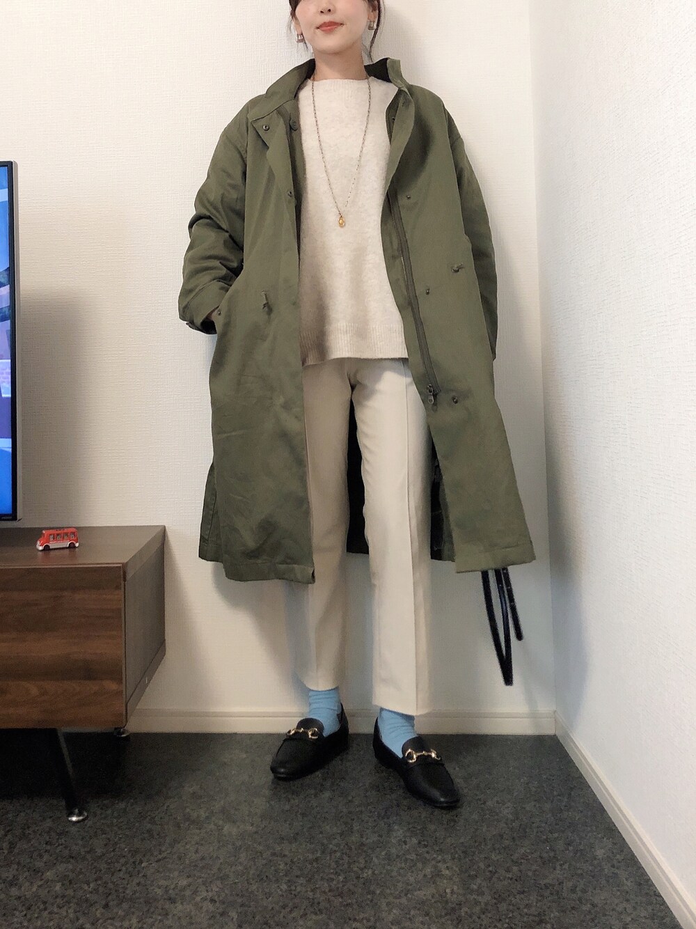 「大人カジュアル、プチプラ、休日スタイル、カラーソックス、ホワイトコーデ、モッズコート、UNIQLO、GU、ローファー、オトナカジュアル、きれいめカジュアル、ママコーデ」｜「GUのアイテム（モッズコート、グリーン系）」を使った、massssさん（レディース・151cm）の冬コーディネートの1枚目の写真