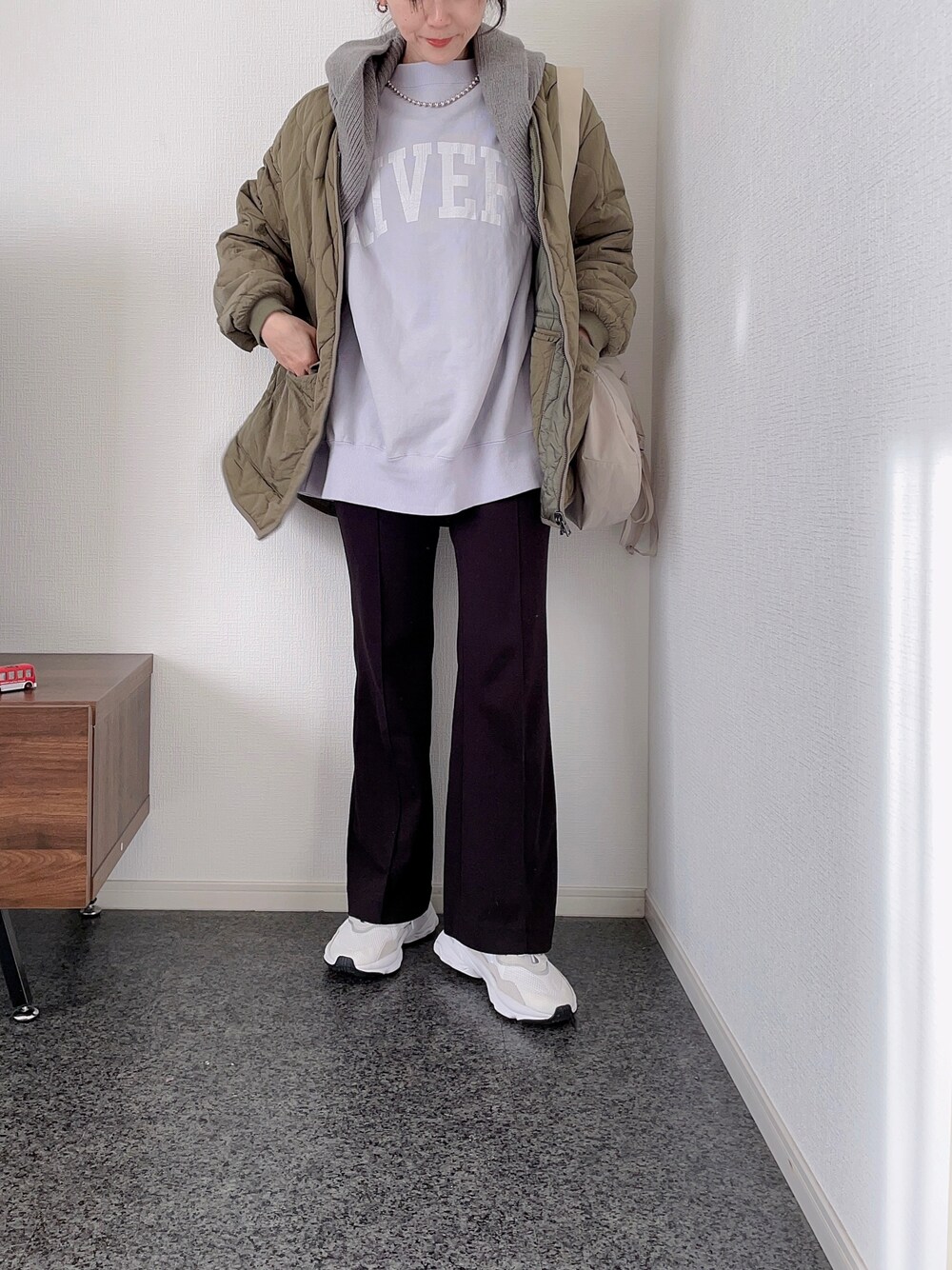 「冬コーデ、ロゴスウェット、キルティングジャケット、バラクラバ、UNIQLO、パンツスタイル、メンズライク、きれいめカジュアル、大人カジュアル、低身長、ホワイトスニーカー、スニーカー」｜「CIAOPANIC TYPYのバラクラバフードマフラー（マフラー、グレー系）」を使った、massssさん（レディース・152cm）の冬コーディネートの1枚目の写真