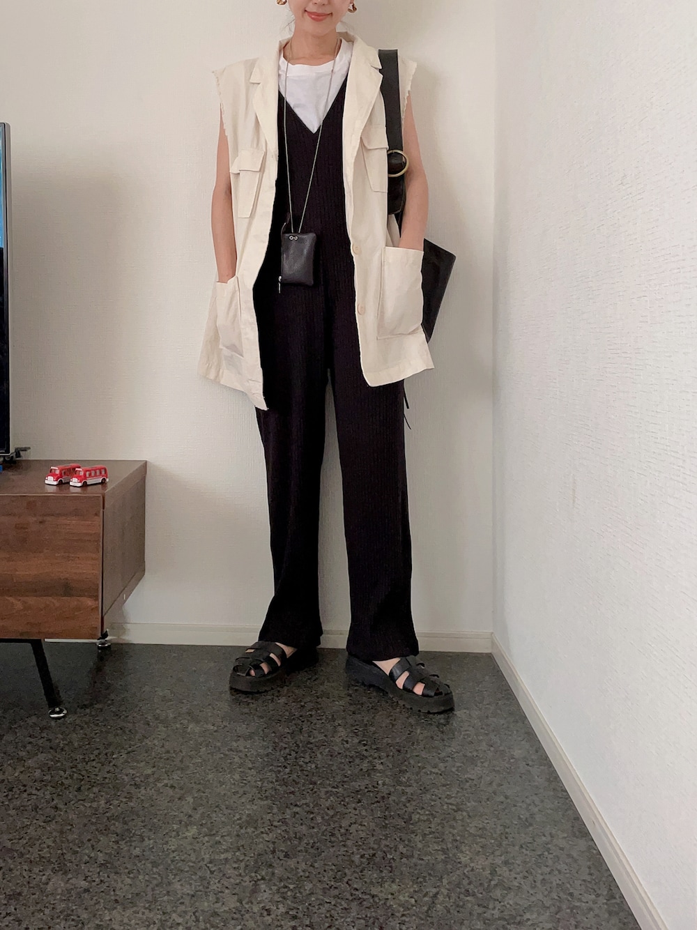 「みんなの白Tフェス、夏コーデ、きれいめカジュアル、大人カジュアル、レイヤードスタイル、プチプラ、サロペット、グルカサンダル、モノトーン、ゆるコーデ、低身長、シンプルコーデ」｜「CIAOPANIC TYPYのリップストップミリタリーベスト（ベスト、ホワイト系）」を使った、massssさん（レディース・152cm）の夏コーディネートの1枚目の写真