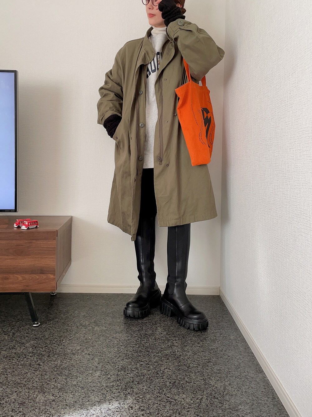 「きれいめカジュアル、大人カジュアル、モッズコート、トートバッグ、ロゴスウェット、レイヤードスタイル、ロングブーツ、シンプル、アームウォーマー、プチプラ、低身長、差し色、ママコーデ、厚底シューズ」｜「Ray BEAMSのアームウォーマー（その他小物、ブラック系）」を使った、massssさん（レディース・152cm）の冬コーディネートの1枚目の写真