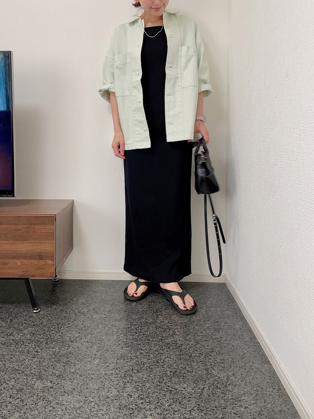 「キャミワンピ、ワークシャツ、UNIQLO、きれいめカジュアル、大人カジュアル、オーバーサイズ、ビッグシルエット、サンダル、低身長、ハンドバッグ、シンプル、UNIQLO U、シャツスタイル、シンプルコーデ」｜「UNIQLOのアイテム（シャツ/ブラウス、ブルー系）」を使った、massssさん（レディース・152cm）の春コーディネートの1枚目の写真