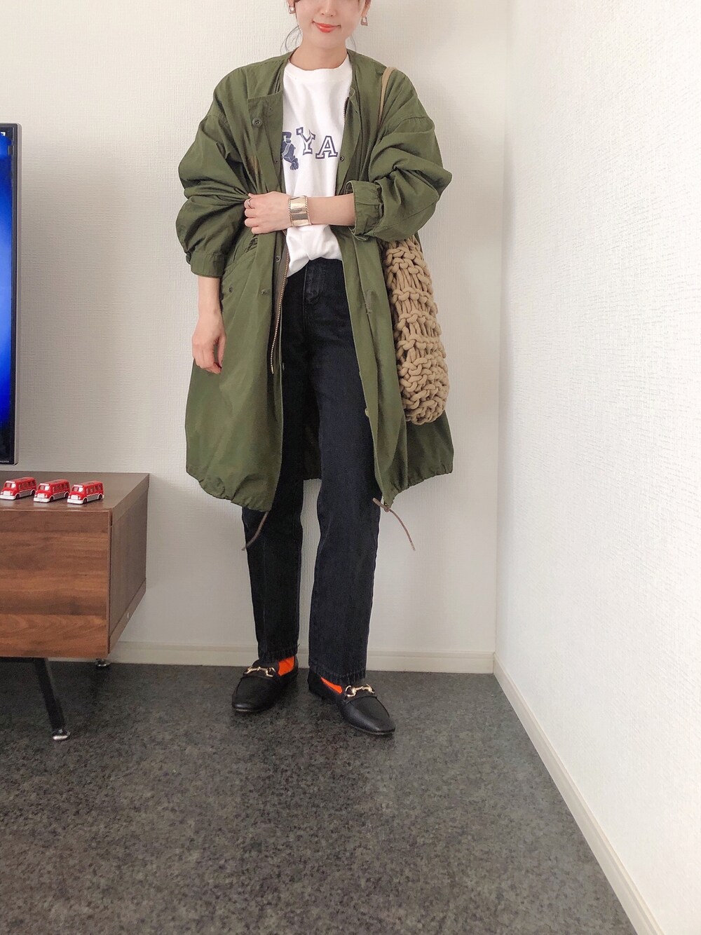 「シンプルコーデ、オトナ女子、きれいめカジュアル、オトナカジュアル、デニムパンツ、ローファー、ロゴスウェット、モッズコート、M65、カラーソックス、カジュアル、メンズライク」｜「古着のアイテム（モッズコート、グリーン系）」を使った、massssさん（レディース・152cm）の春コーディネートの1枚目の写真