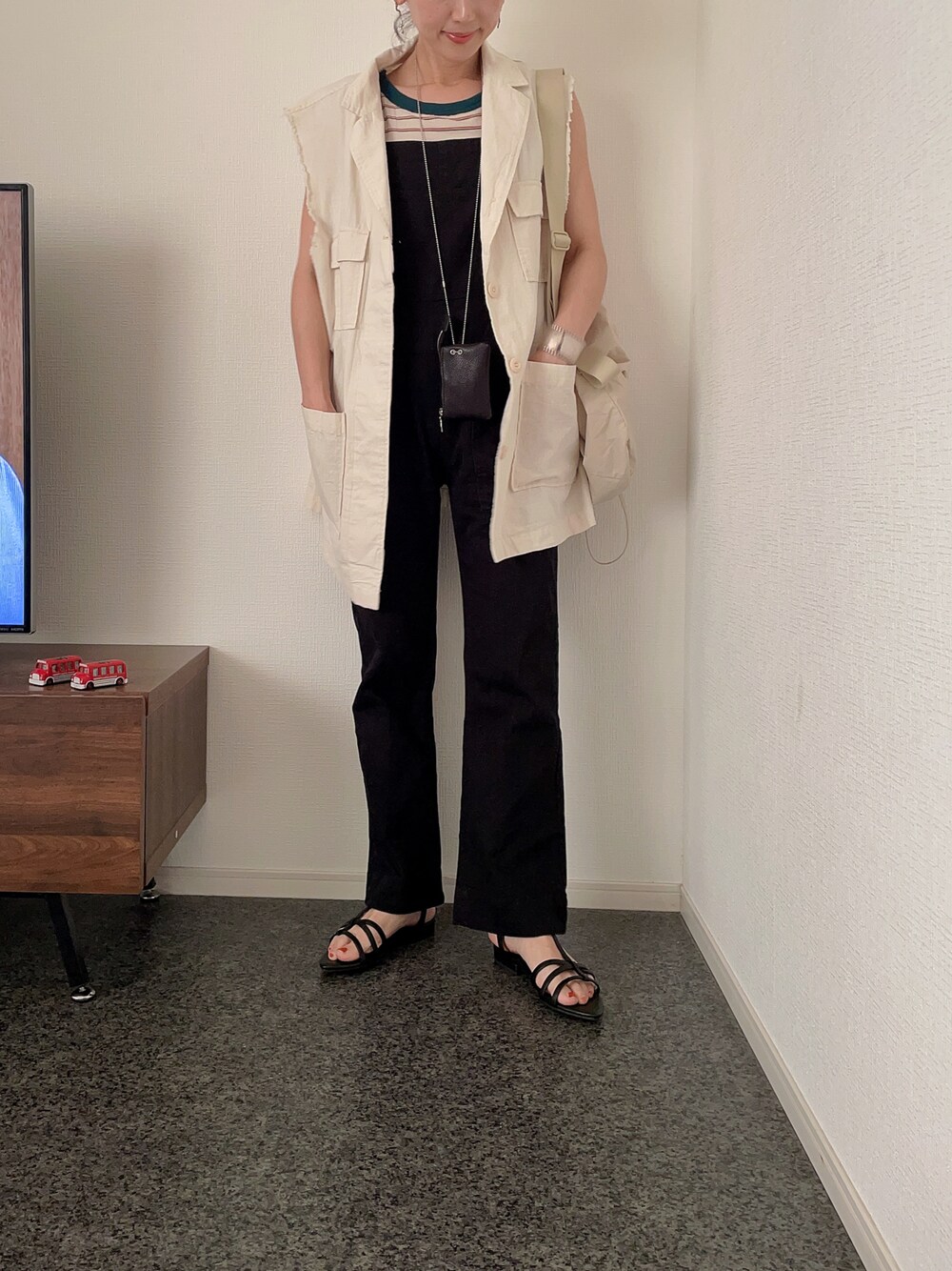 「シンプルコーデ、きれいめカジュアル、大人カジュアル、オーバーオール、サロペット、ボーダー、ベスト、レイヤードスタイル、ショルダーバッグ、プチプラ、サンダル、GU、低身長、オトナ女子」｜「CIAOPANIC TYPYのリップストップミリタリーベスト（ベスト、ホワイト系）」を使った、massssさん（レディース・152cm）の夏コーディネートの1枚目の写真