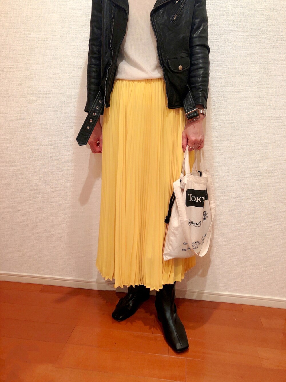「シンプル、ライダース、秋のコーデ、ロングスカート、休日スタイル、プリーツスカート、きれいめカジュアル、秋服、低身長、オトナカジュアル、秋コーデ、秋先取りコーデ、スクエアトゥ、オトナ女子、秋トレンド2021」｜「HANESのHANES THERMAL CREW NECK T (ヘインズ サーマルクルーネックティー)(5colors)(HW4-Q501)（Tシャツ/カットソー、ホワイト系）」を使った、massssさん（レディース・151cm）の秋コーディネートの1枚目の写真