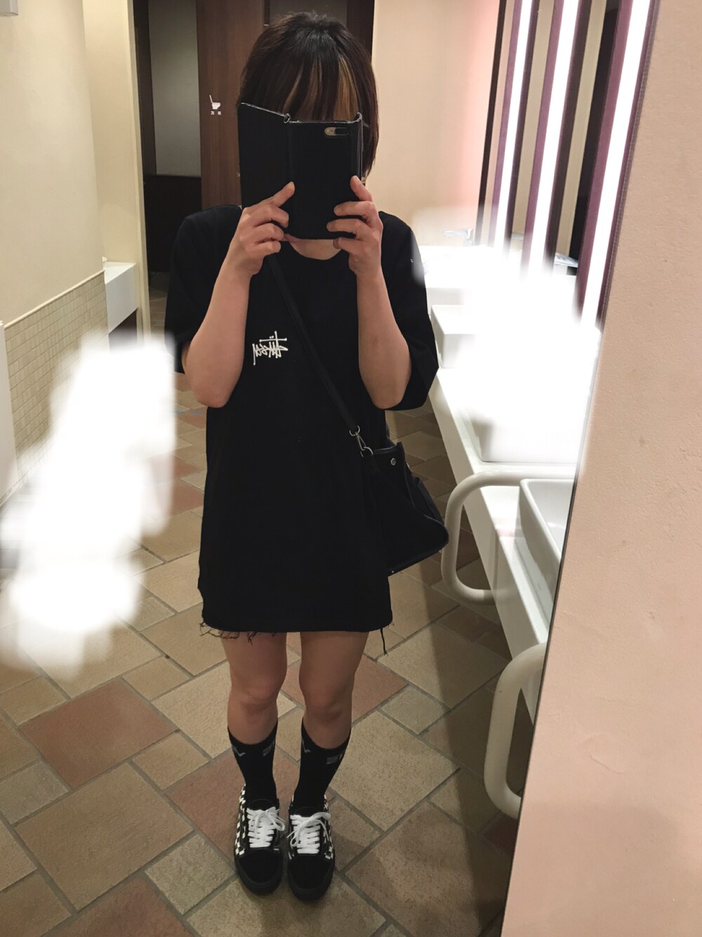「モノトーン、VANS、stussy、ストリート系女子」｜「VANSのアイテム（スニーカー、ブラック系）」を使った、akimaruさん（レディース・160cm）の夏コーディネートの1枚目の写真
