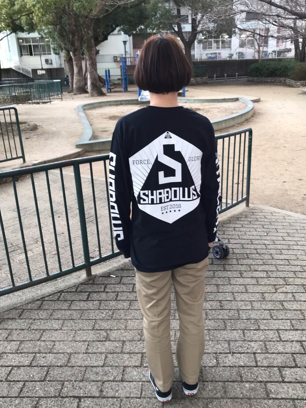 「シンプル、ストリート、スニーカーコーデ、ロック、Shadows」｜「Dickiesのアイテム（チノパンツ、ベージュ系）」を使った、akimaruさん（レディース・160cm）の夏コーディネートの1枚目の写真