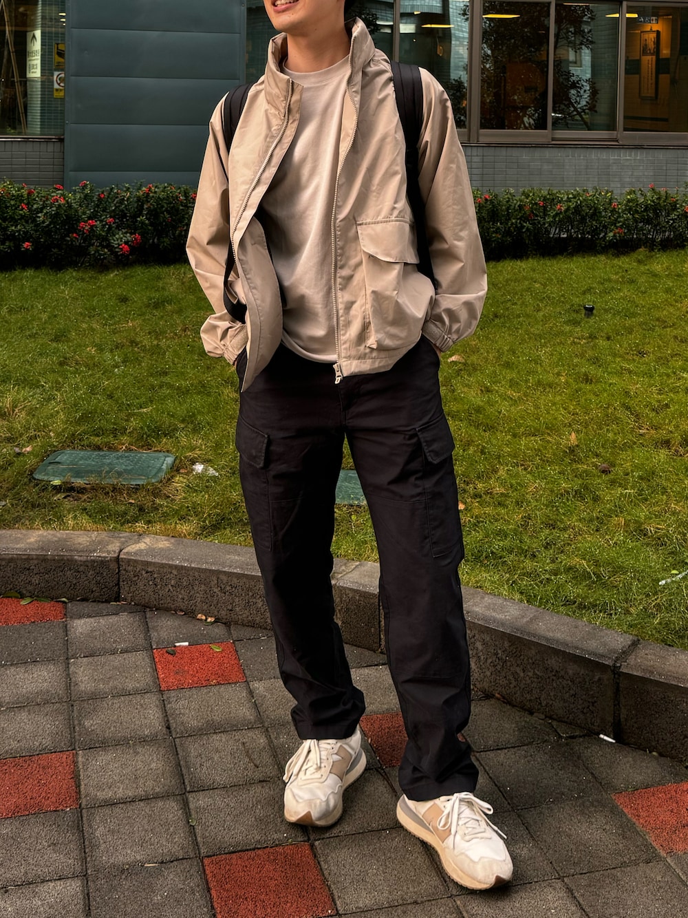 「メンズコーデ、ラフコーデ、春ファッション、韓国ファッション、NEWBALANCE、UNIQLO、GU、着回しコーデ」｜「UNIQLOのアイテム（カーゴパンツ、ブラック系）」を使った、Keishiさん（メンズ・170cm）の春コーディネートの1枚目の写真