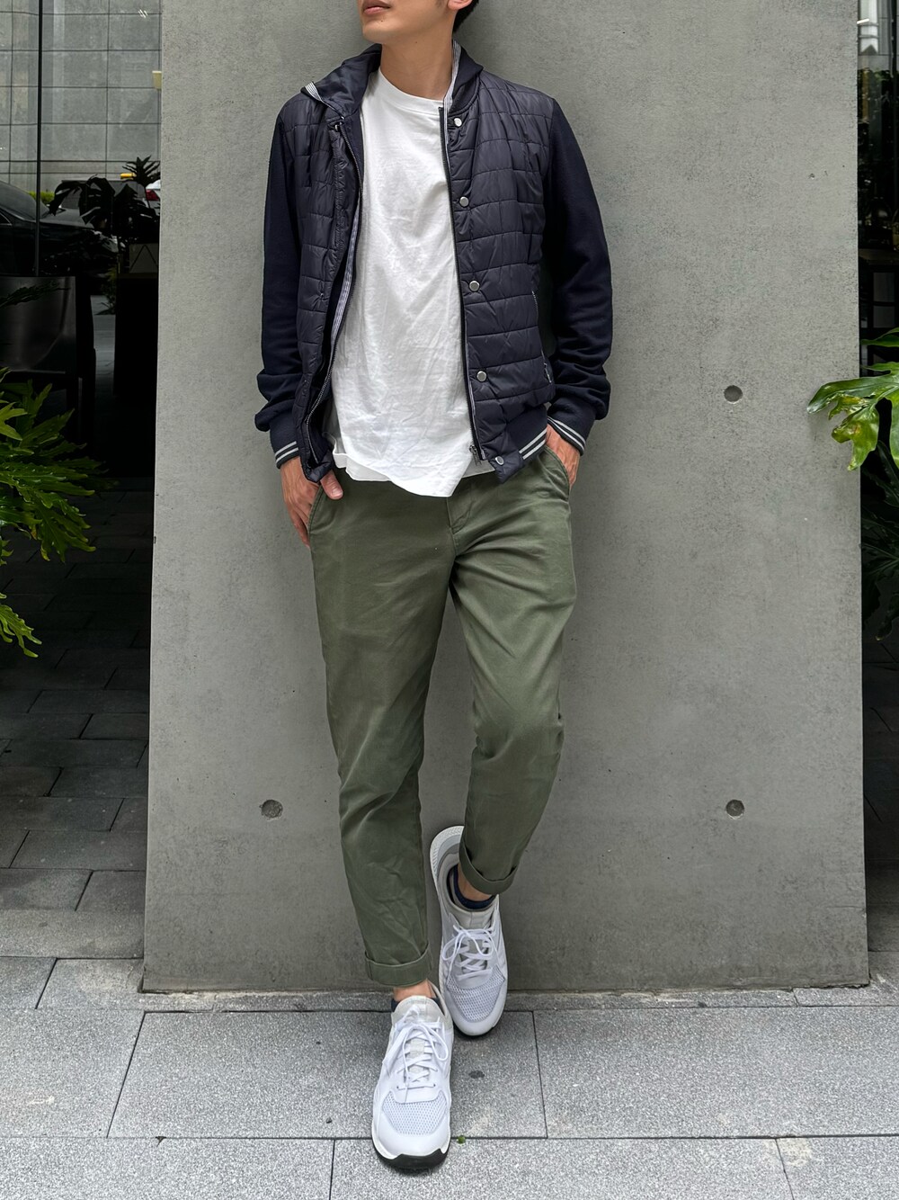 「UNIQLOのアイテム（チノパンツ、グリーン系）」を使った、Keishiさん（メンズ・170cm）の春コーディネートの1枚目の写真