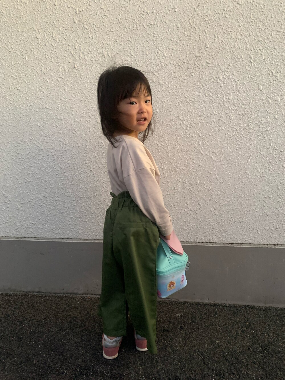 「秋服、プチプラ、ワイドパンツ、ミッフィー、ニューバランス」｜「graceのアイテム（Tシャツ/カットソー、ベージュ系）」を使った、はなさん（キッズ・100cm）の秋コーディネートの1枚目の写真