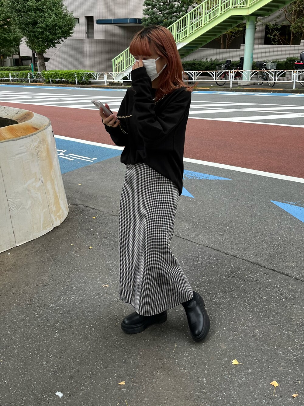 ブラック系のTシャツ/カットソーを着用したレディースの秋コーディネートの1枚目の写真