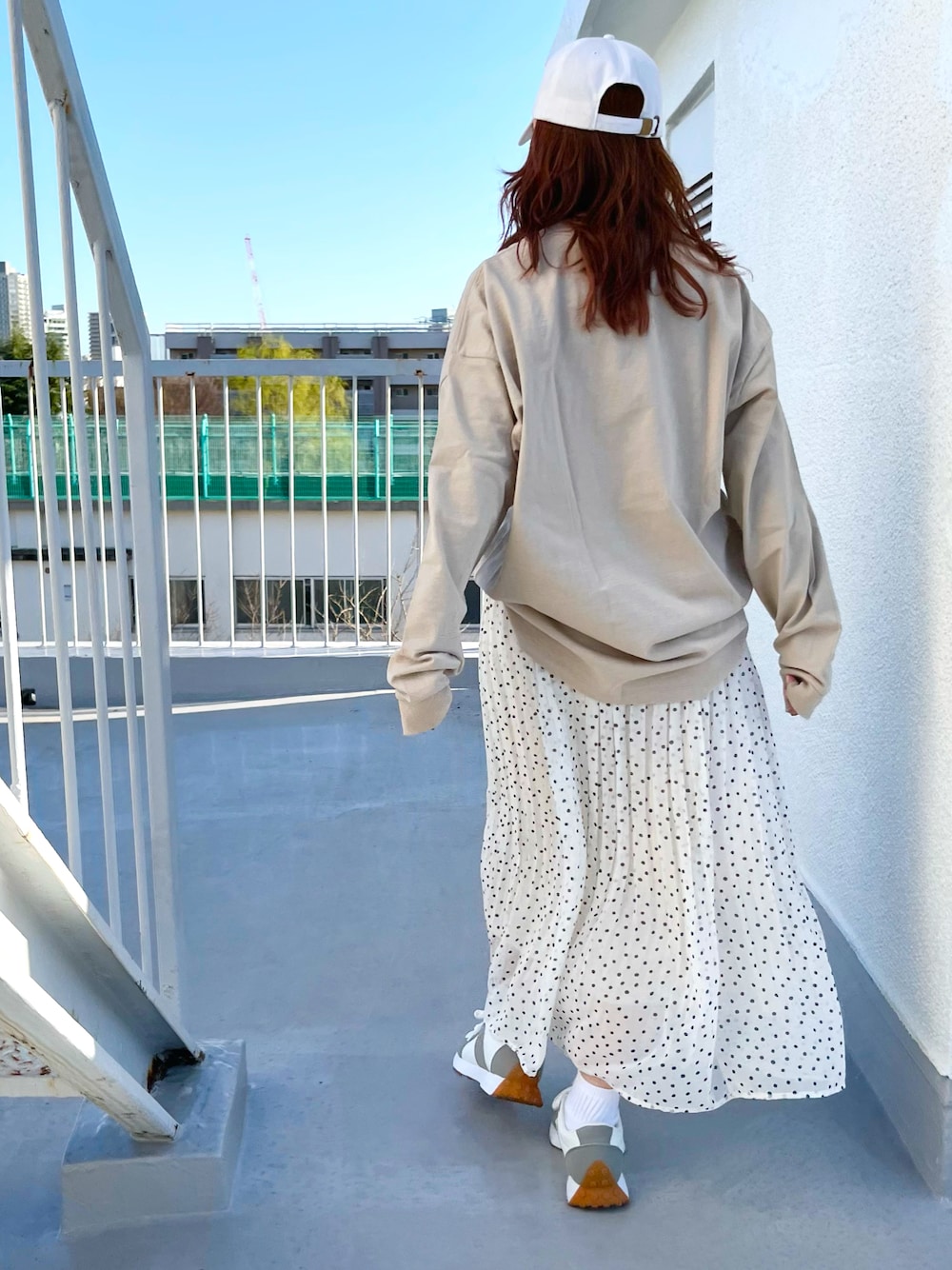 ベージュ系のTシャツ/カットソーを着用したレディースの春コーディネートの1枚目の写真