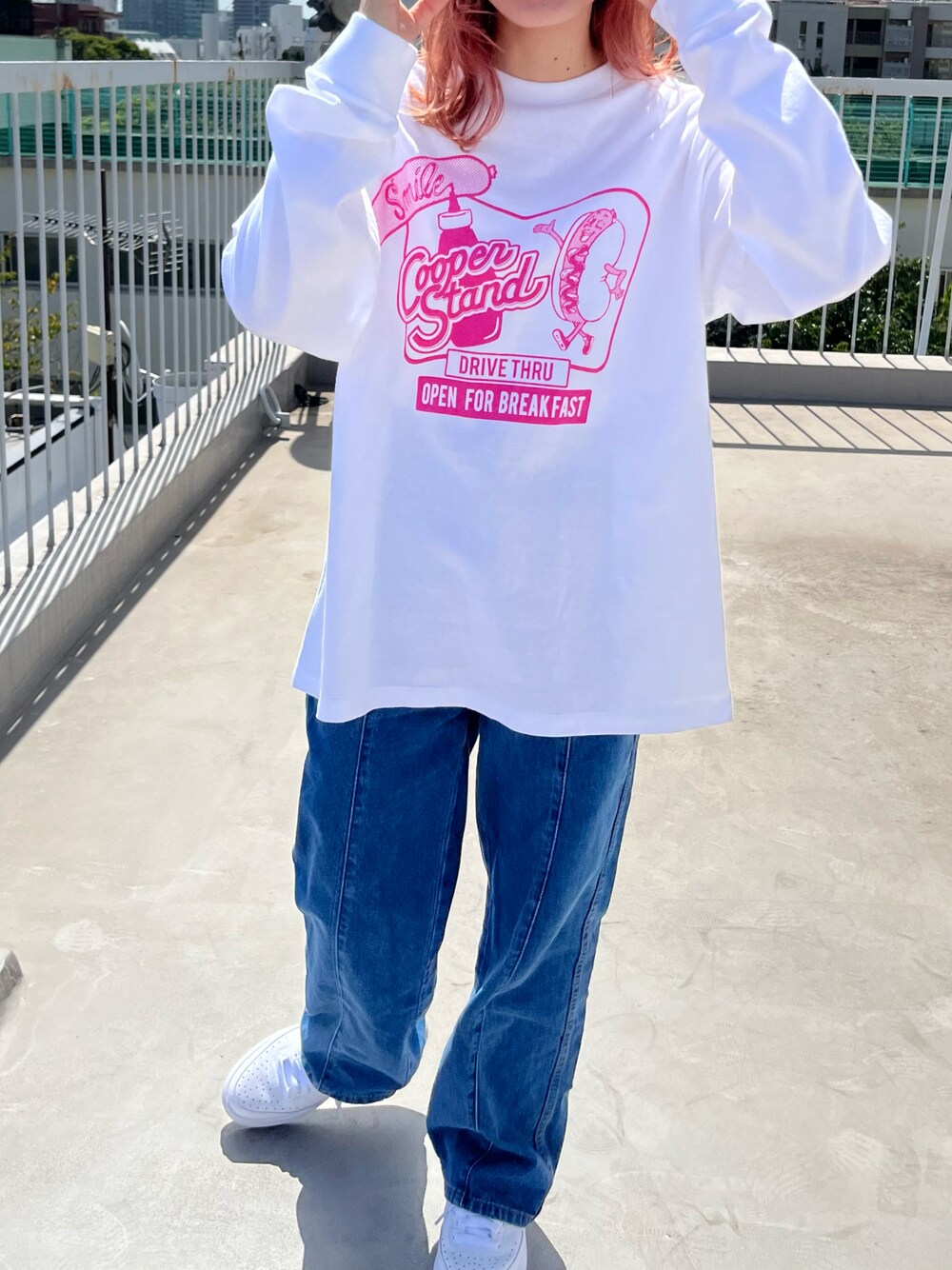 ホワイト系のTシャツ/カットソー、ホワイト系のスニーカーを着用したレディースの秋コーディネートの1枚目の写真