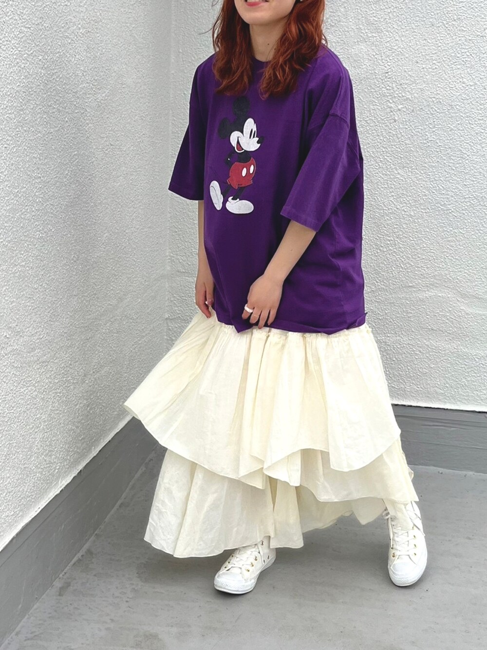 「春夏コーデ、パープル、Tシャツコーデ、Tシャツ、ミッキー、ミッキーT、ミッキーコーデ、ミッキーTシャツ、ディズニーコーデ、ディズニーTシャツ、パープルコーデ、オトナカジュアル、ティアードスカート、コンバース ハイカット、カラーコーデ」｜「SCREEN STARSのアイテム（Tシャツ/カットソー、パープル系）」を使った、DH:macoさん（レディース・155cm）の春コーディネートの1枚目の写真