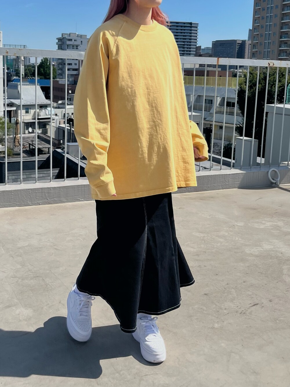 イエロー系のTシャツ/カットソー、ホワイト系のスニーカーを着用したレディースの秋コーディネートの1枚目の写真