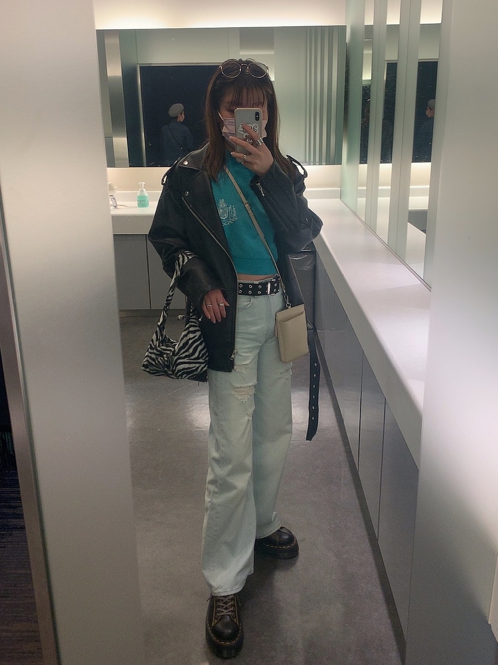 「休日スタイル、古着MIX、デニム、ドクターマーチン、Dr.Martens、古着、vintage、ビンテージ、ライダース、ライダースジャケット、ゼブラ柄、秋服、スウェット」｜「mill wood vintageのアイテム（スウェット、グリーン系）」を使った、monaさん（レディース・162cm）の冬コーディネートの1枚目の写真