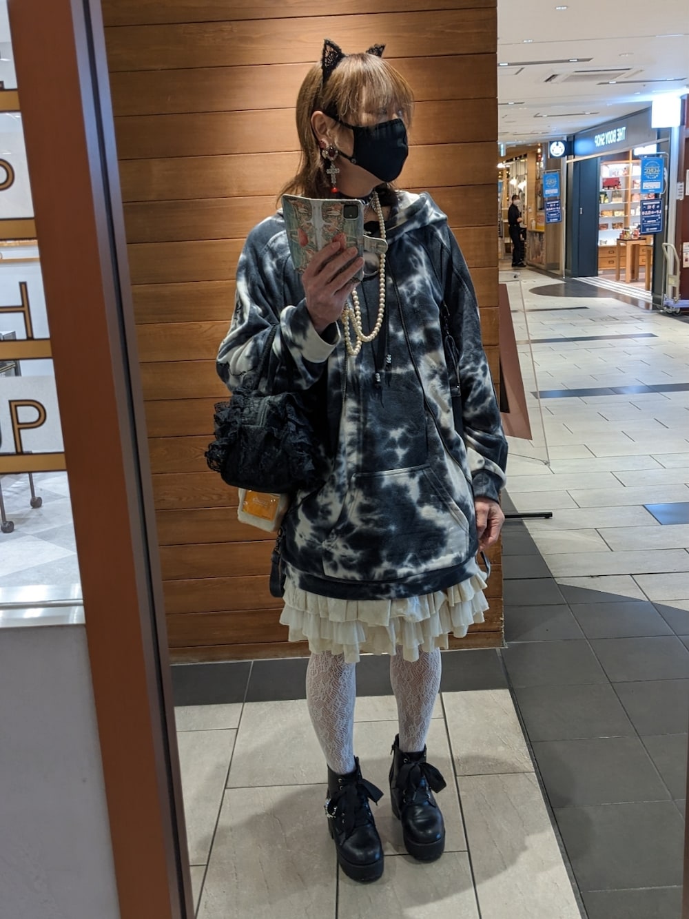 「休日スタイル、お洒落さんとつながりたい、カジュアル、MTF、LGBT、トランスジェンダー、病みかわいい、地雷系ファッション、ゴスロリ」｜「OZZ ONESTEのアイテム（パーカー、グレー系）」を使った、ななお(七緒)さん（レディース・169cm）の冬コーディネートの1枚目の写真