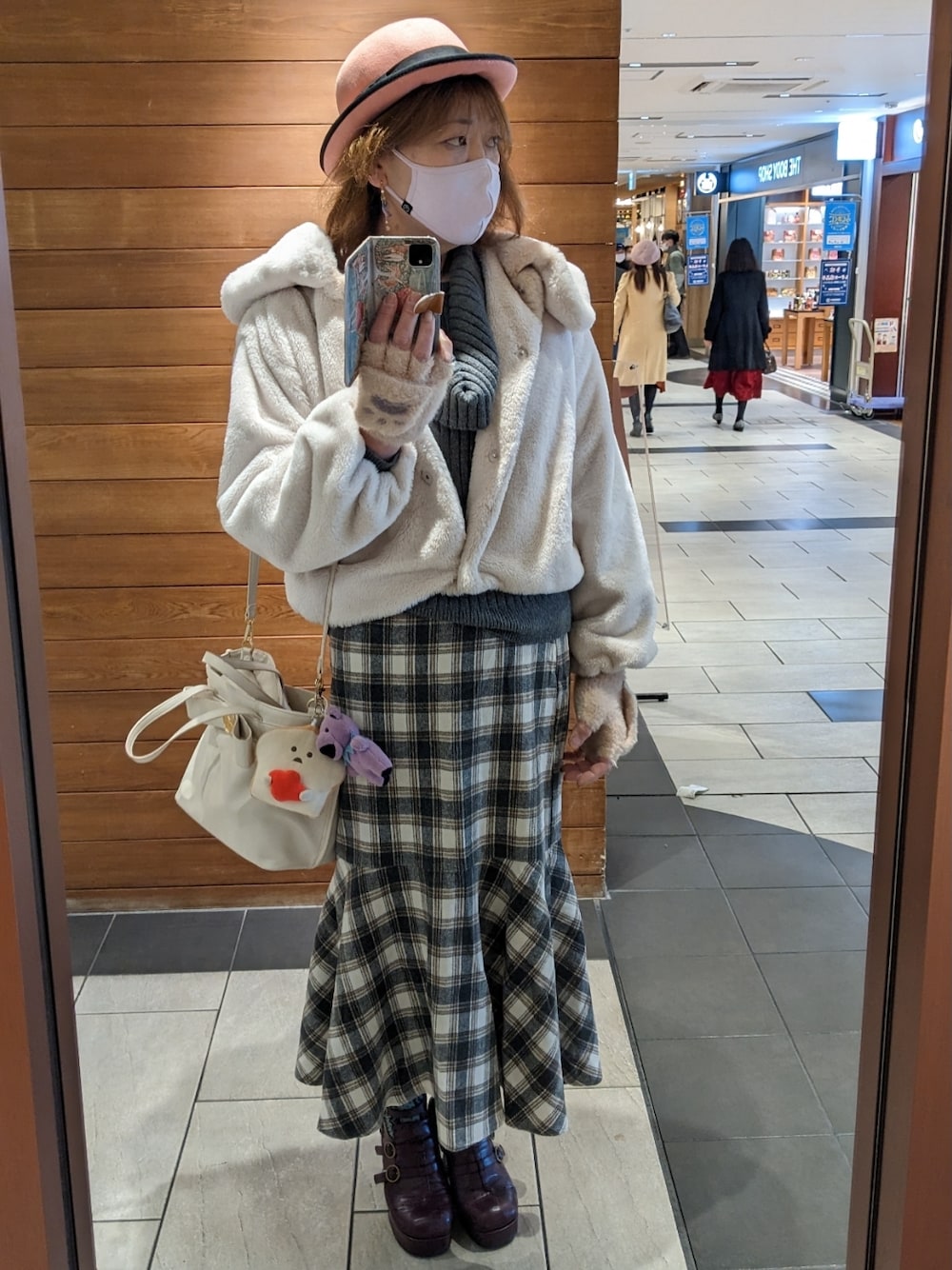 「休日コーデ、お洒落さんとつながりたい、冬コーデ、MTF、LGBT」｜「しまむらのアイテム（ショルダーバッグ、ホワイト系）」を使った、ななお(七緒)さん（レディース・169cm）の冬コーディネートの1枚目の写真
