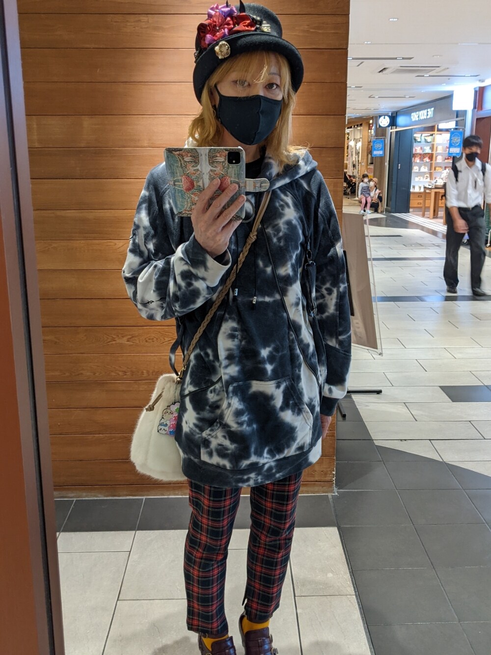「休日コーデ、お洒落さんとつながりたい、パンツスタイル、ビッグシルエット、メンズライク」｜「薔薇の帽子屋のアイテム（ハット、ブラック系）」を使った、ななお(七緒)さん（レディース・169cm）の冬コーディネートの1枚目の写真