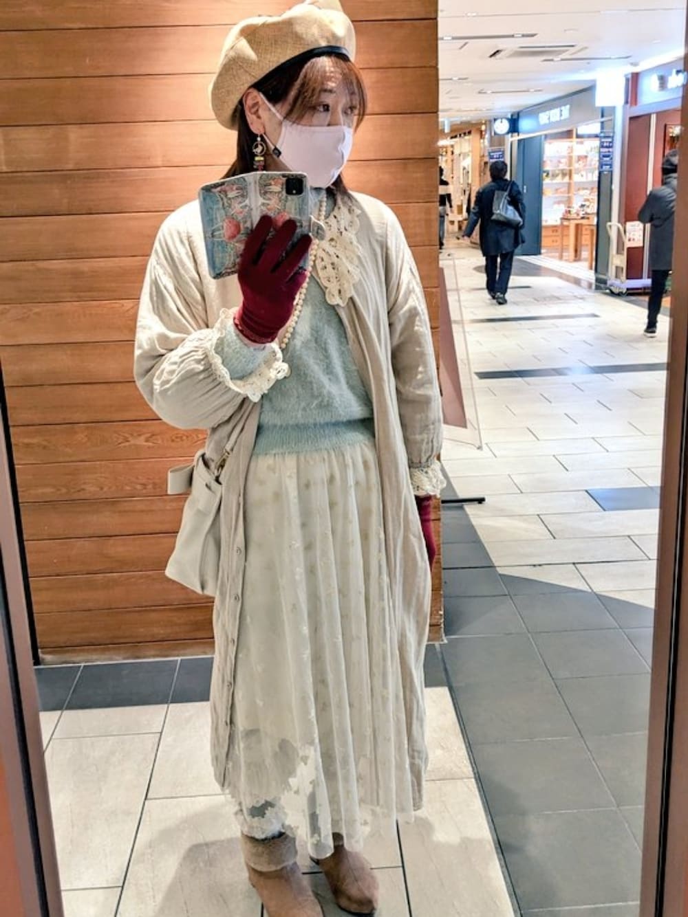 「休日コーデ、おしゃれさんと繋がりたい、LGBT、MTF、トランスジェンダー、ナチュラル、大人カジュアル」｜「薔薇の帽子のアイテム（ハンチング/ベレー帽、ベージュ系）」を使った、ななお(七緒)さん（レディース・169cm）の冬コーディネートの1枚目の写真