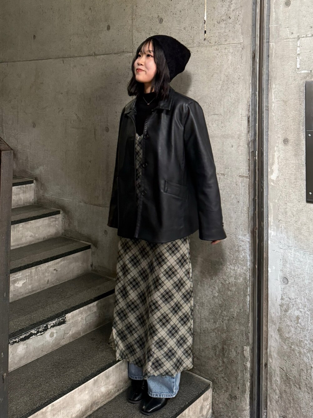 「真冬のあったかスタイル、ビーニー、ジャケット、レザージャケット、レザー、ワンピース、チェック、デニム、デニムパンツ、ショートブーツ、レザーブーツ」｜「H&Mのアイテム（ライダースジャケット、ブラック系）」を使った、ながいゆなさん（レディース・160cm）の冬コーディネートの1枚目の写真