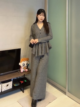 「Frene のアイテム（ニット/セーター、グレー系）」を使った、ながいゆなさん（レディース・160cm）の春コーディネート