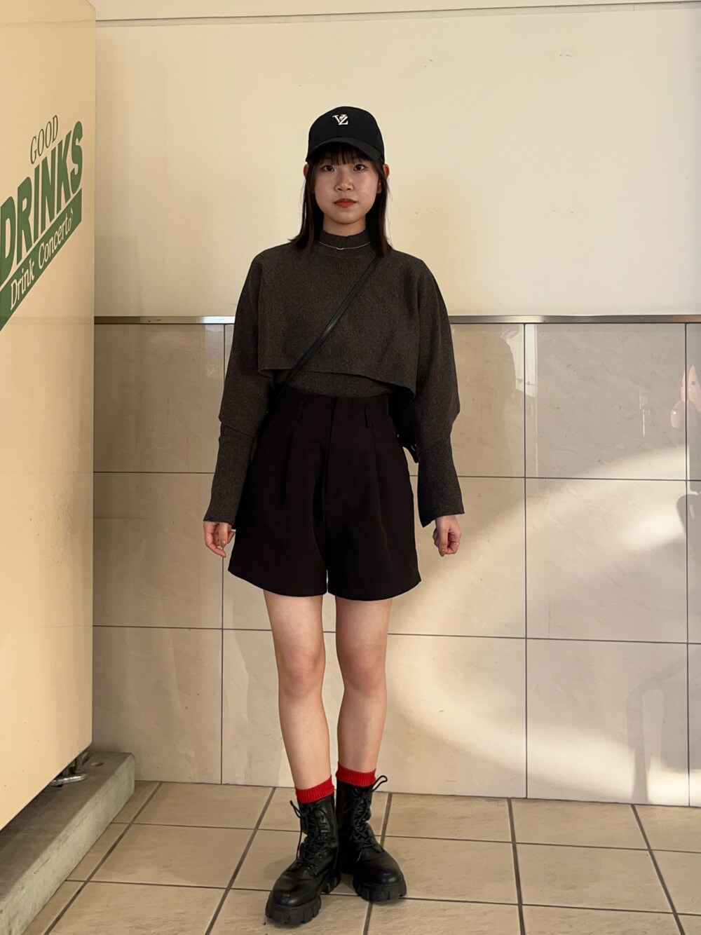 グレー系のニット/セーター、ブラック系のその他パンツ、ブラック系のブーツを着用したレディースの秋コーディネートの1枚目の写真