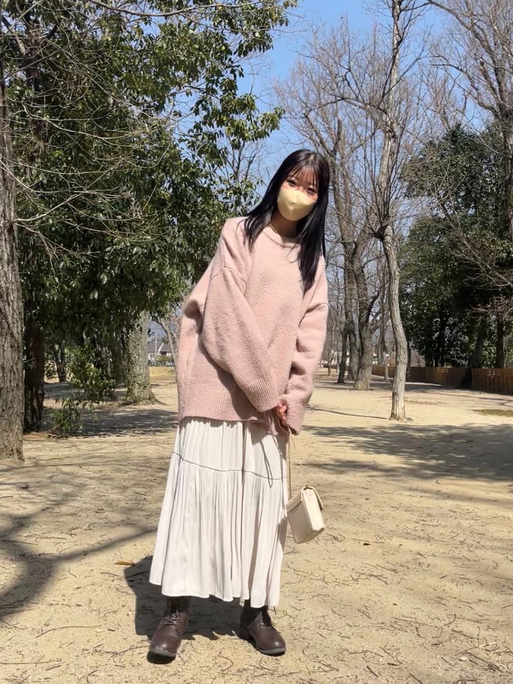 「春服デビュー宣言、春コーデ、ピンクニット、ピンクコーデ、ゆるコーデ、ニット」｜「Honeysのティアードスカート（スカート、ホワイト系）」を使った、ながいゆなさん（骨格ウェーブ・レディース・158cm）の春コーディネートの1枚目の写真
