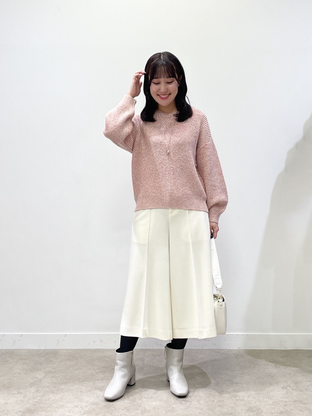 「Reflect、ニットコーデ、パンツスタイル、パンツコーデ、スカーチョ、楽チンコーデ、ゆるコーデ、レディースファッション、お出かけコーデ、骨格ウェーブ、ブルベ冬」｜「Reflectの【チェーン長さ調節可能】オーバルパール調ネックレス（ネックレス、ゴールド系）」を使った、yukariさん（レディース・157cm）の秋コーディネートの1枚目の写真