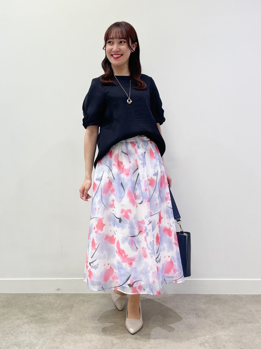 「Reflect、大人コーデ、大人女子、オトナ女子、オトナカワイイ、花柄、花柄スカート、ネイビーブラウス、フェミニン」｜「Reflectの【マシンウォッシュ可能】プリントシアースカート（スカート、パープル系）」を使った、yukariさん（レディース・157cm）の春コーディネートの1枚目の写真