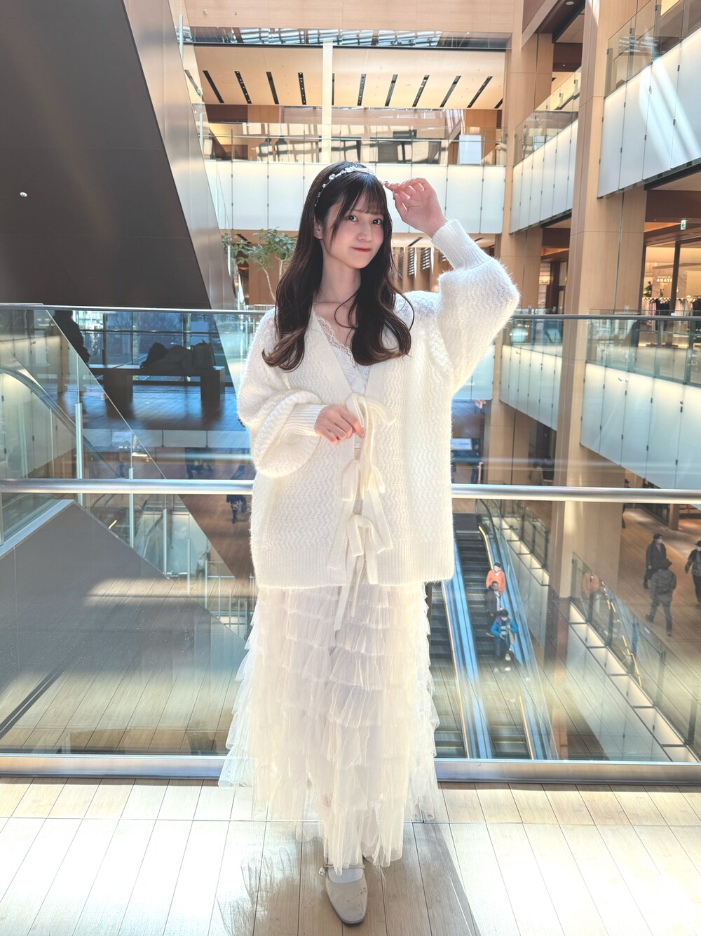 「GRLのアイテム（その他アウター、ホワイト系）」を使った、眞白ありすさん（レディース・157cm）の春コーディネートの1枚目の写真
