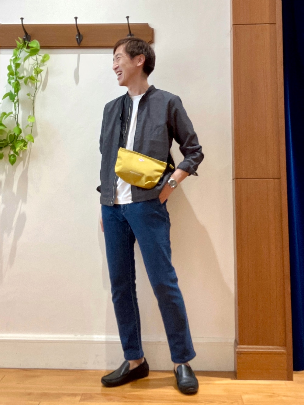 ホワイト系のTシャツ/カットソー、グレー系のブルゾン、イエロー系のショルダーバッグを着用したメンズの夏コーディネートの1枚目の写真