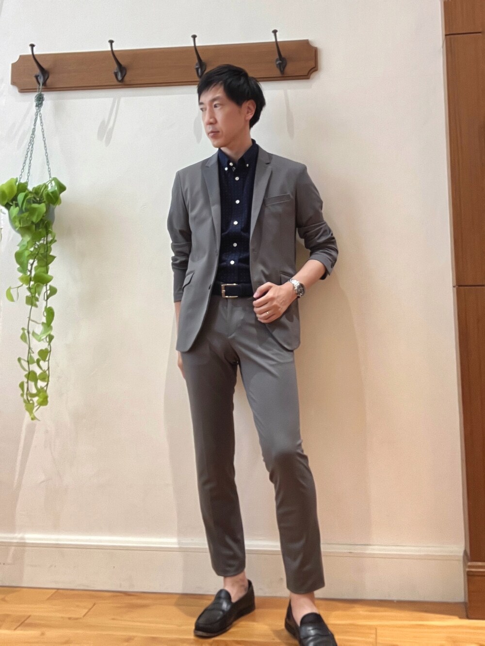 グレー系のテーラードジャケット、グレー系のその他パンツ、ブラック系のシャツ/ブラウスを着用したメンズの春コーディネートの1枚目の写真