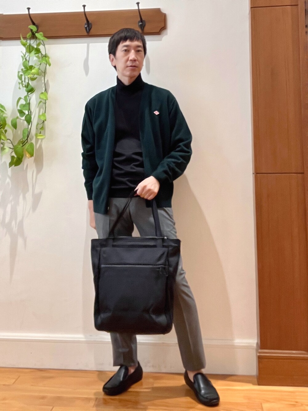 ブラック系のトートバッグ、グレー系のその他パンツ、ブラック系のTシャツ/カットソーを着用したメンズの秋コーディネートの1枚目の写真