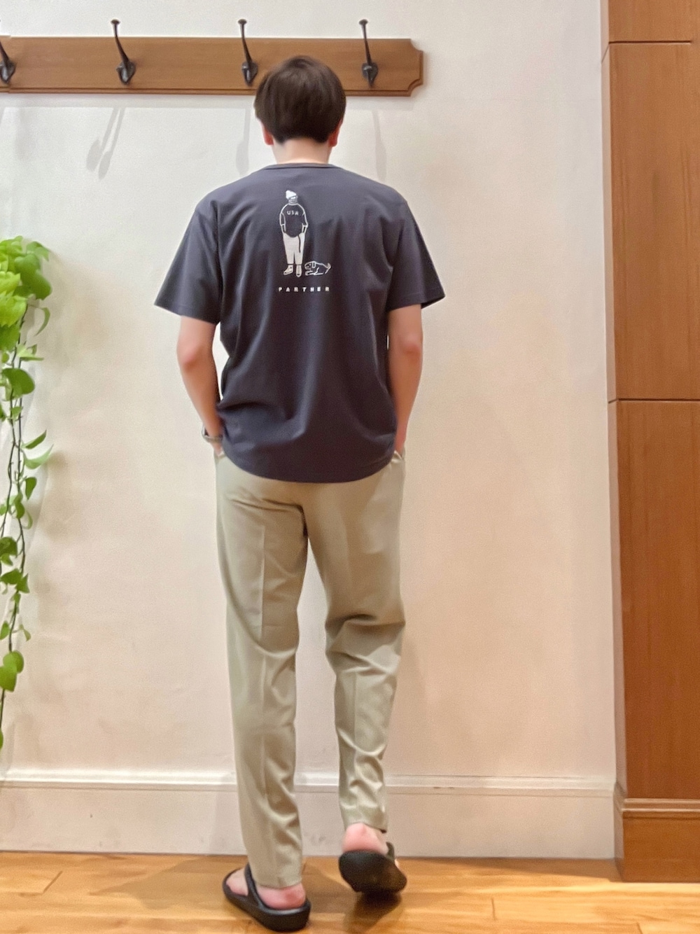 グレー系のTシャツ/カットソー、ベージュ系のその他パンツ、ブラック系のサンダルを着用したメンズの春コーディネートの1枚目の写真