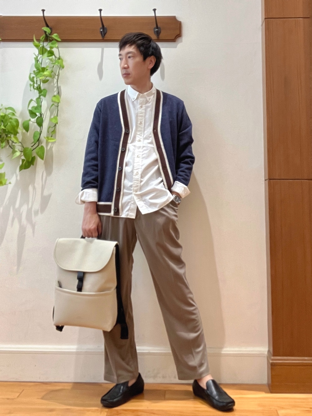 ホワイト系のシャツ/ブラウス、ブルー系のカーディガン/ボレロ、ベージュ系のその他パンツを着用したメンズの秋コーディネートの1枚目の写真