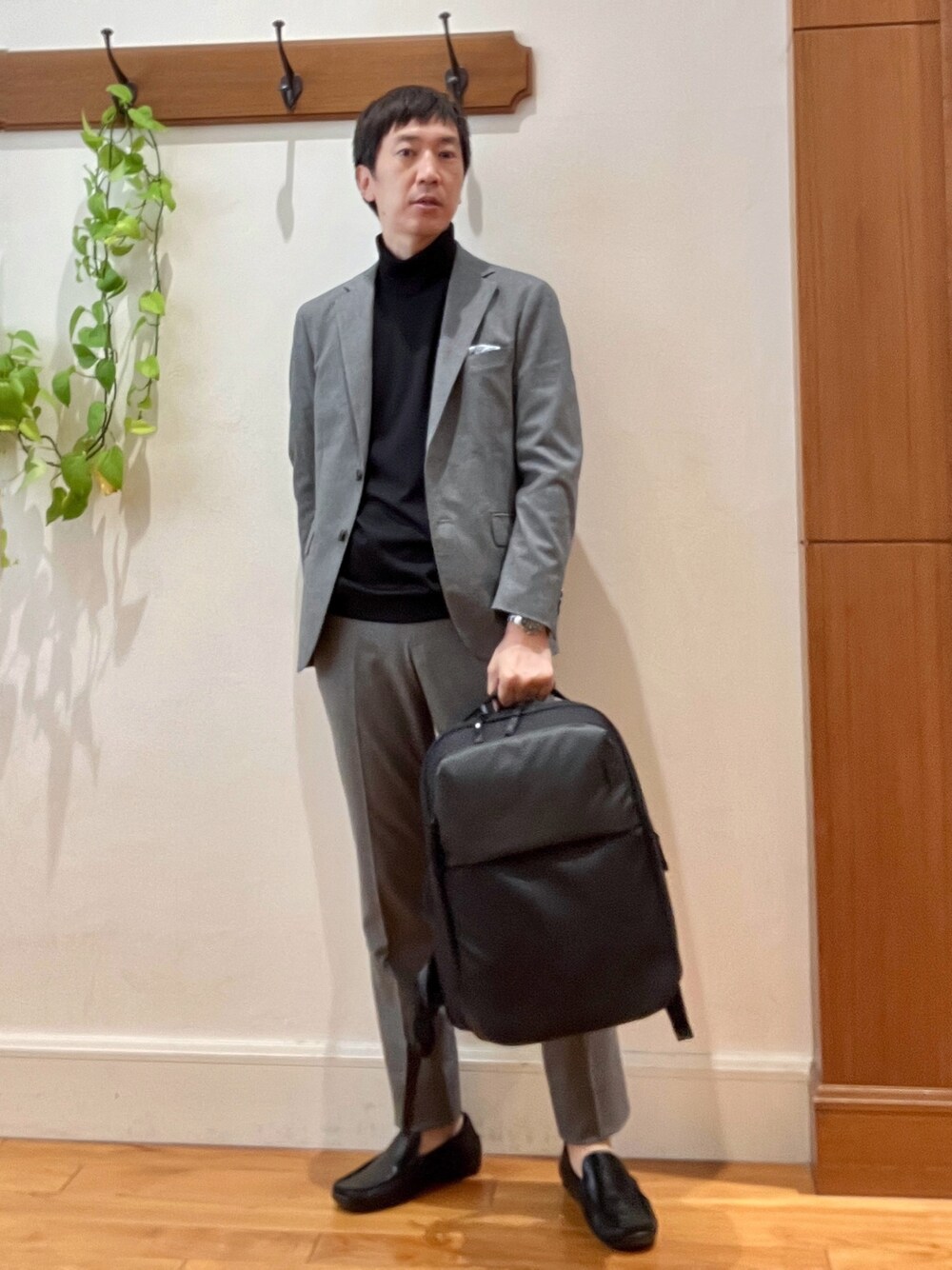 グレー系のテーラードジャケット、ブラック系のTシャツ/カットソー、グレー系のその他パンツを着用したメンズの秋コーディネートの1枚目の写真