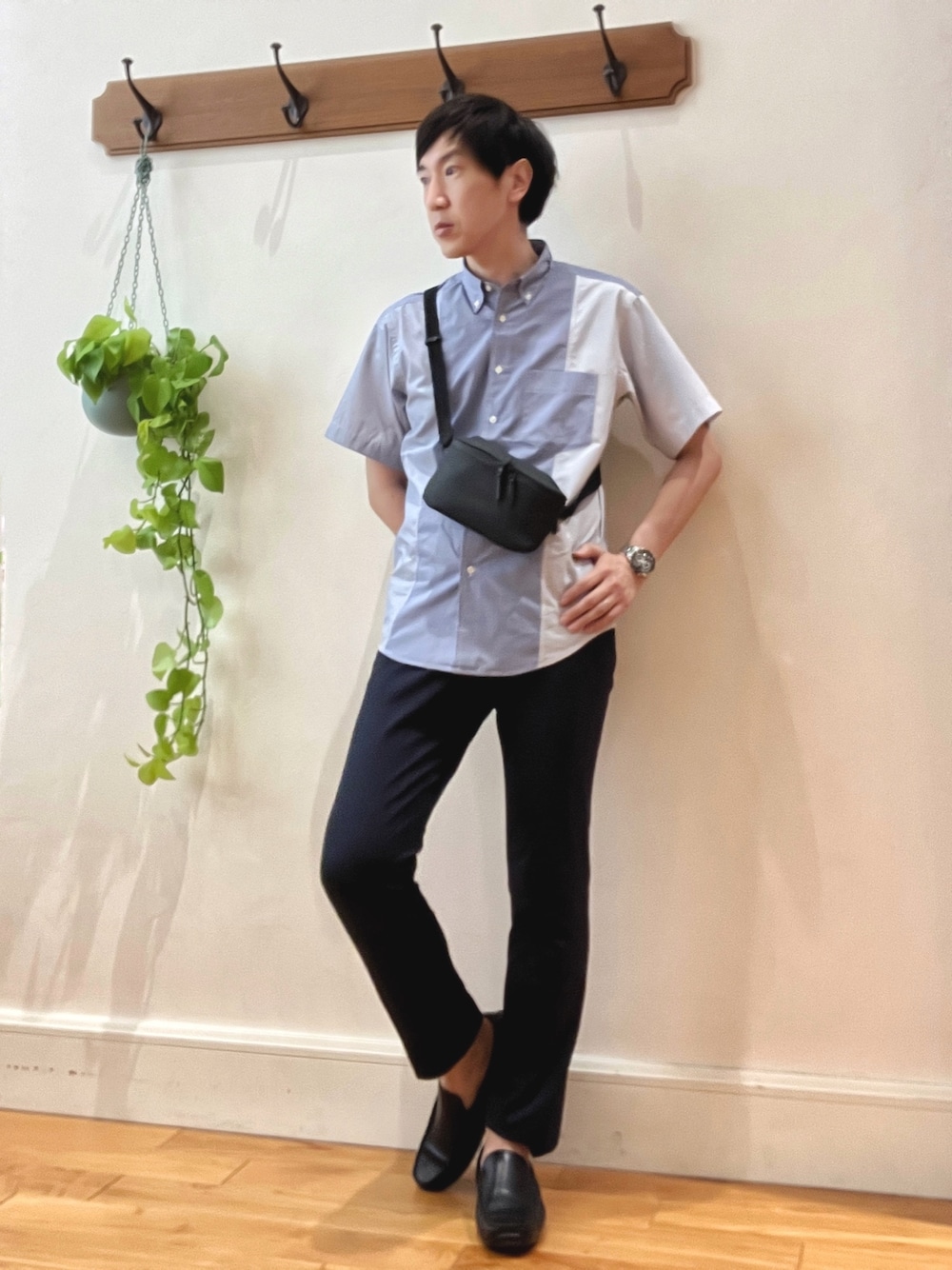 ブルー系のその他パンツ、ブルー系のシャツ/ブラウス、ブラック系のショルダーバッグを着用したメンズの夏コーディネートの1枚目の写真