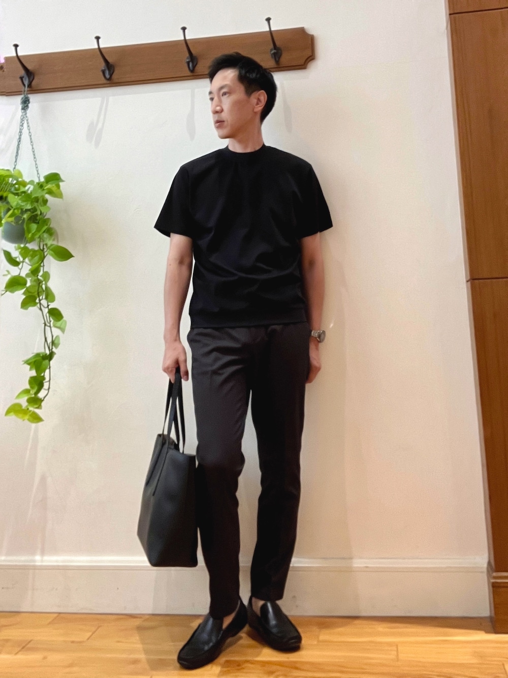 ブラウン系のその他パンツ、ブラック系のTシャツ/カットソー、ブラック系のトートバッグを着用したメンズの夏コーディネートの1枚目の写真